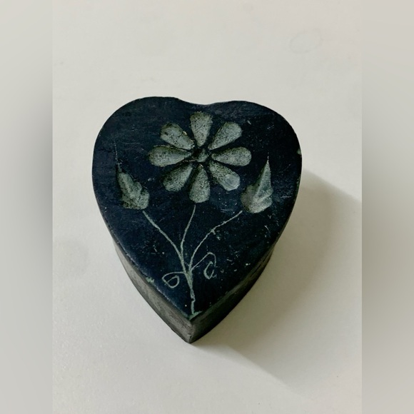 Vtg Hand Carved Soapstone Engraved Heart Shaped Lidded Relief Trinket Box - Picture 9 of 16